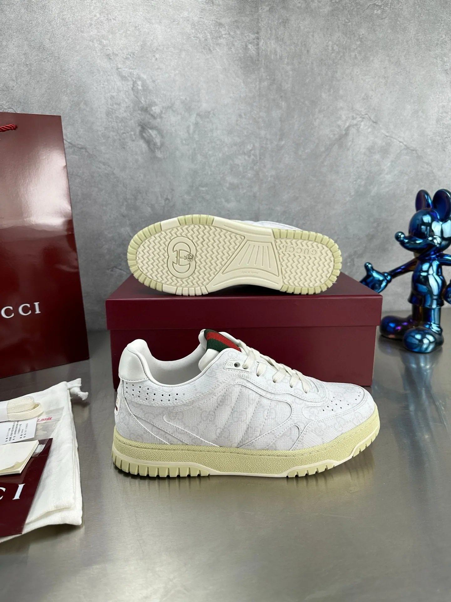 Factory price: 640💰The top version of Gucci Gucci's latest hot-selling couple's sneaker series is shipped. The original version is purchased, developed and manufactured. This high-low top sneaker adopts a basketball-style silhouette design, cleverly incorporating hollow panels and distressed effects, showing its unique ingenuity. The ingenuity incorporates brand logo details such as interlocking Double G styling accessories and Gucci lettering, a low-key tribute to the brand's design heritage. Exquisite packaging at the delivery counter 🛍📦 ▪️ Fabric: Original customized imported first-layer cowhide ▪️ Inner lining: Imported first-layer cowhide ▪️ Sole: Original molded TPU sole ▪️ Sole thickness: 3cm ▪️ Size: Women's 35-41 Men's 38-45 (Female 41, Men 38 45 customized) ▪️ p